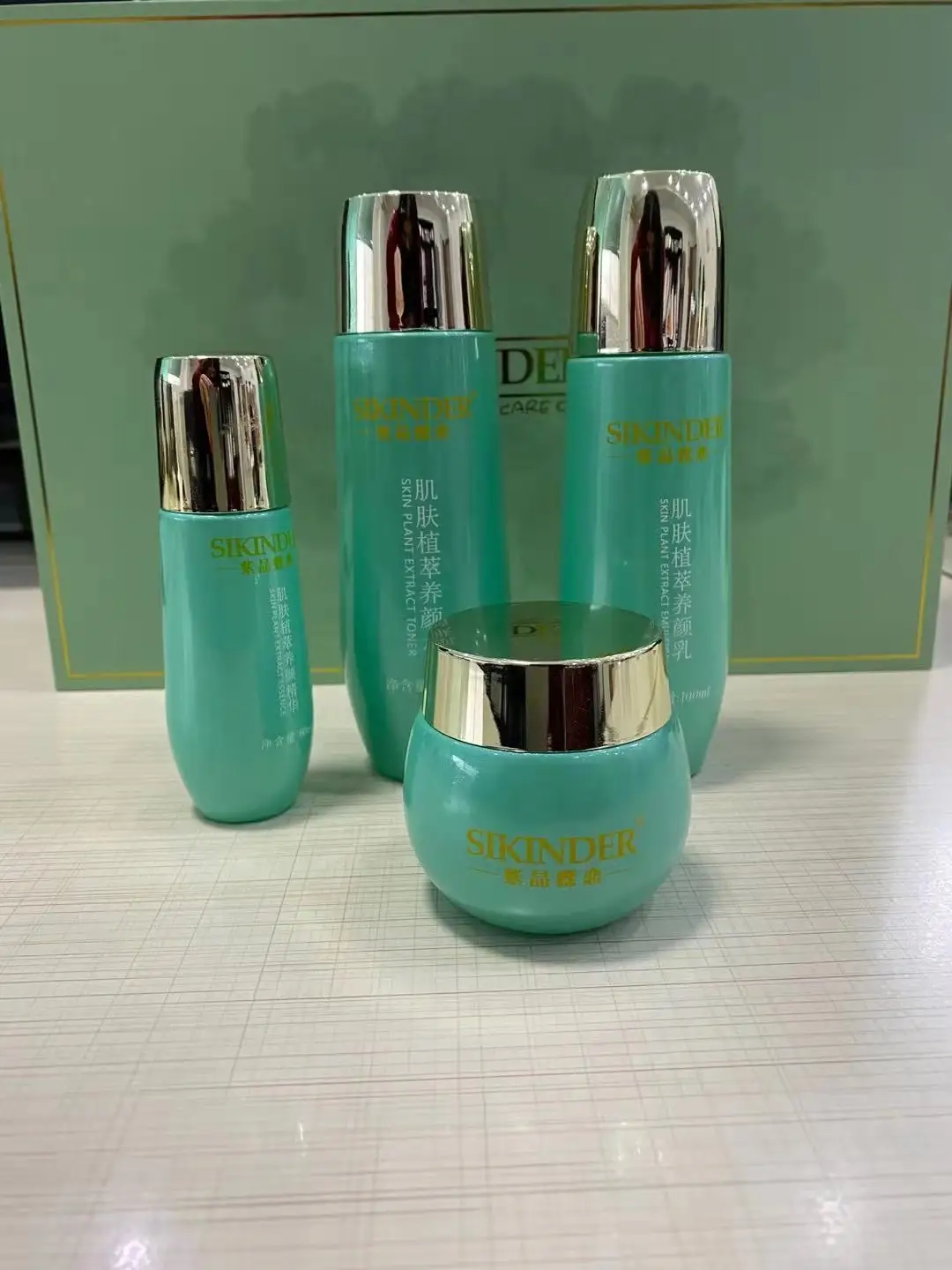 OEM Manufacturer's Luxurious Soothing Beauty Skincare Kit Dry Skin Vitamin C Hyaluronic Acid Herbal Ingredients Face Acne Care